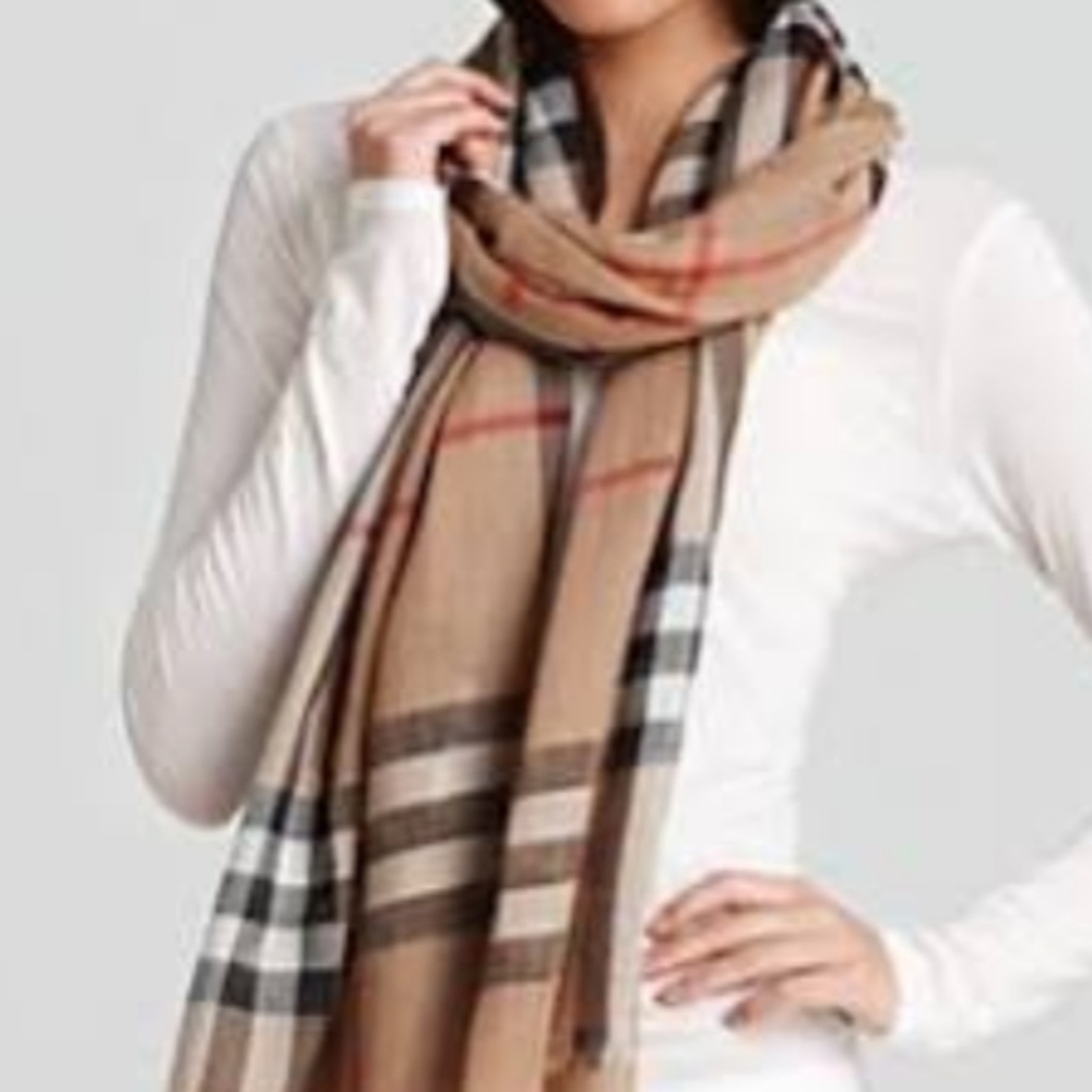 𝅺POSHMINA scarf white and black.